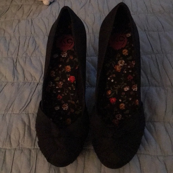 Shoes - Picture 1 of 2